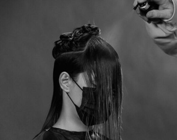 Modella bruna con capelli lunghi, realizzati con No. Breaker di Sebastian Professional